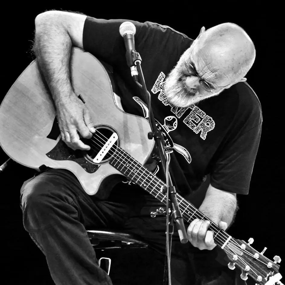 Dieter Kaspari performing live with acoustic guitar